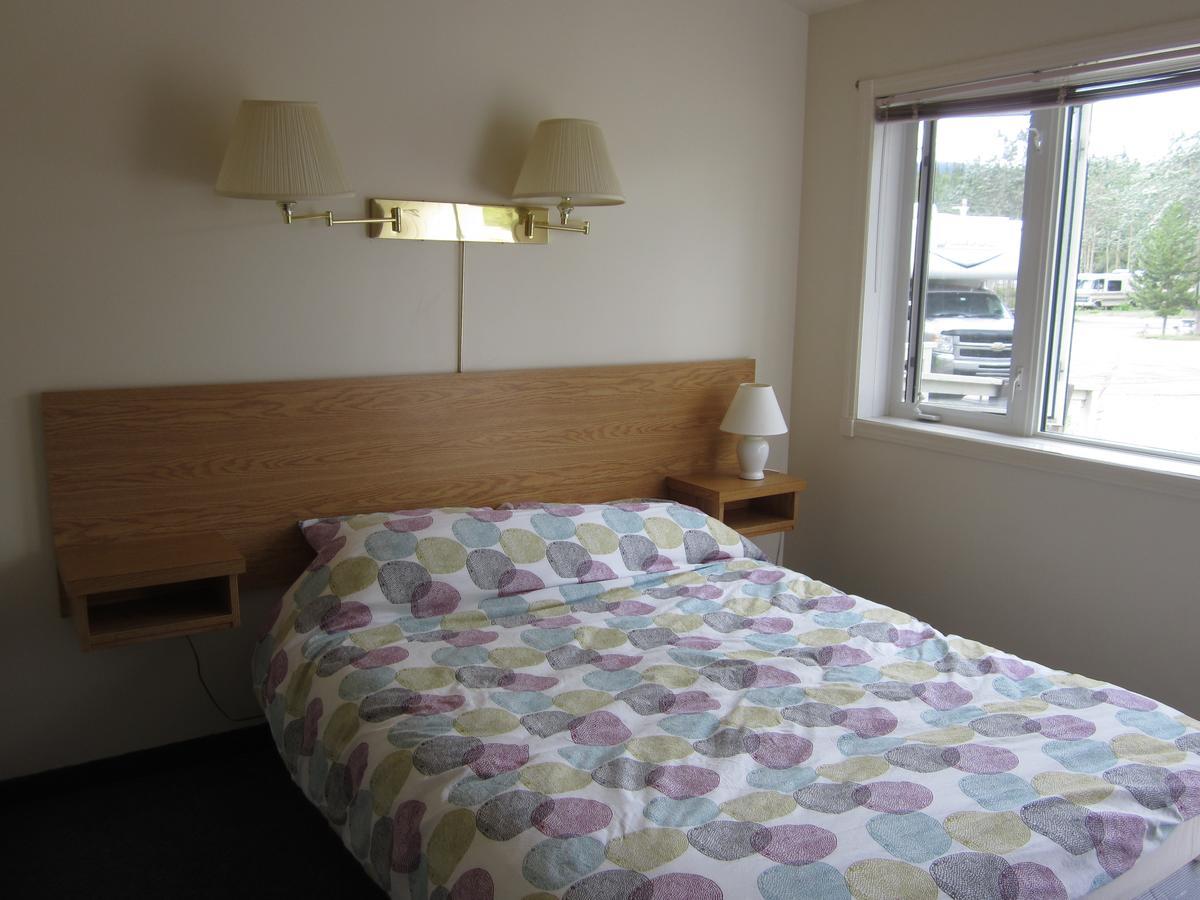 Johnson'S Crossing Lodge Johnsons Crossing Eksteriør bilde